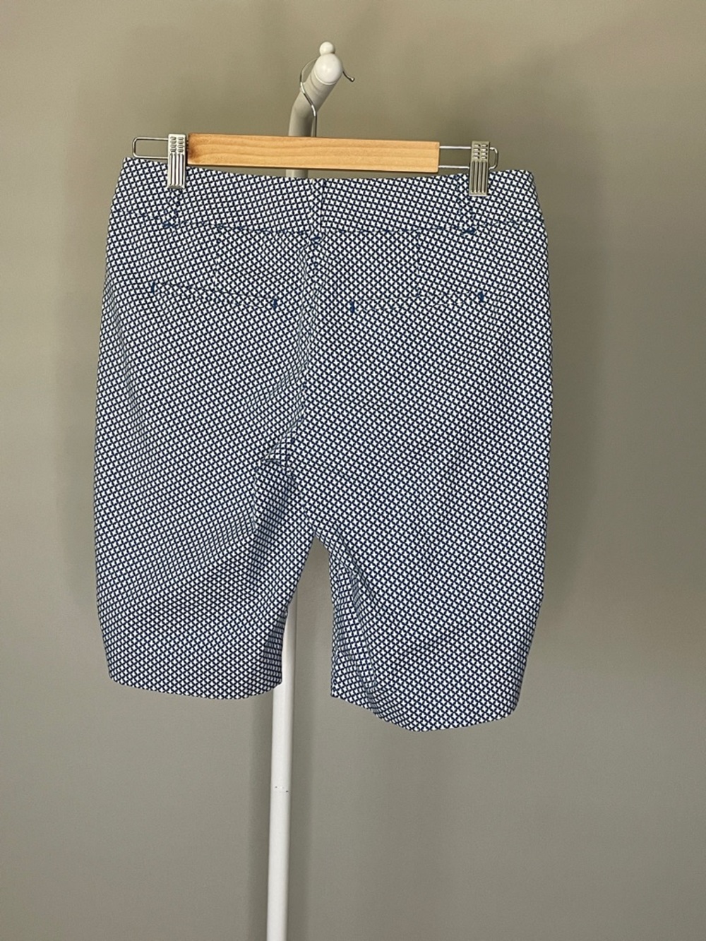 Ann Taylor Navy and White Geometric Devin Fit Bermuda Shorts - Size 2 - Picture 2 of 3